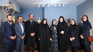 بازدید جمعی از مقامات و تقدیر از غزال بهمنی بانوی کار آفرین و مدیر برند کلوتو و کراسو به مناسبت روز زن