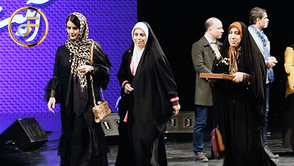 گروه رزهای رنگی برگزیده جایزه مهتاب در بخش لباس اجتماع بانوان گروه رزهای رنگی برگزیده جایزه مهتاب در بخش لباس اجتماع بانوان
