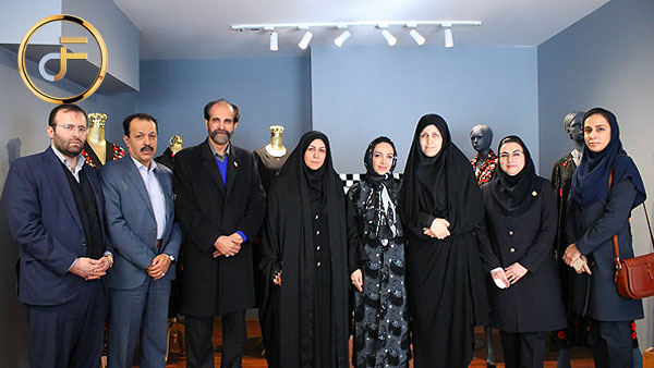 بازدید جمعی از مقامات و تقدیر از غزال بهمنی بانوی کار آفرین و مدیر برند کلوتو و کراسو به مناسبت روز زن